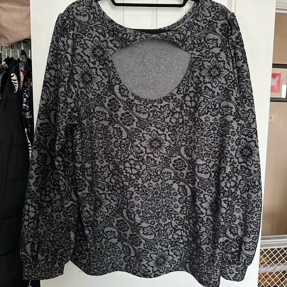 Like new women’s top - Picture 3 of 3